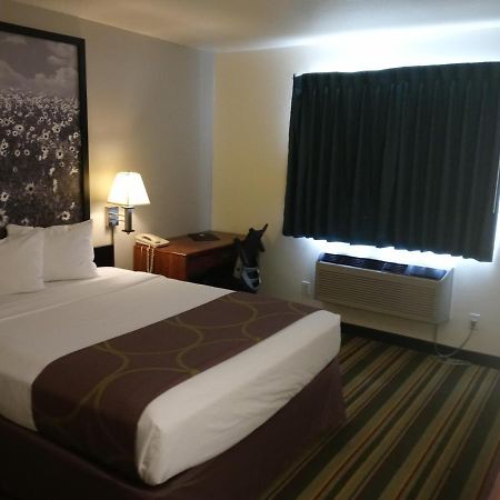 ซูเปอร์ 8 บาย วินด์แฮม วินด์เซอร์ Hotel Windsor ภายนอก รูปภาพ