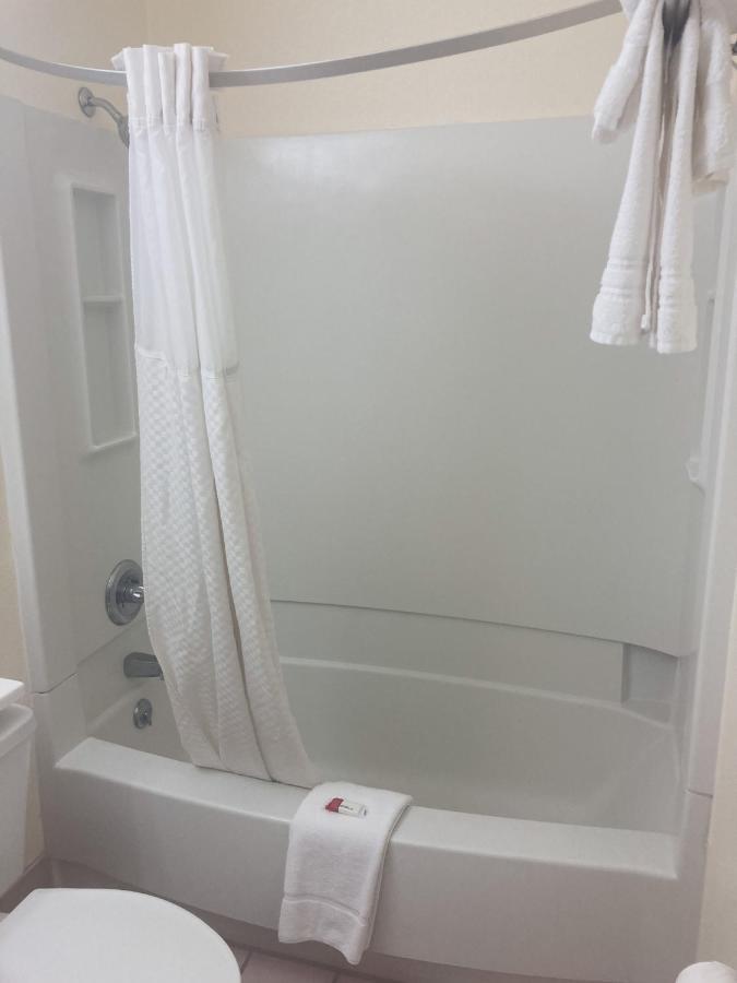 ซูเปอร์ 8 บาย วินด์แฮม วินด์เซอร์ Hotel Windsor ภายนอก รูปภาพ