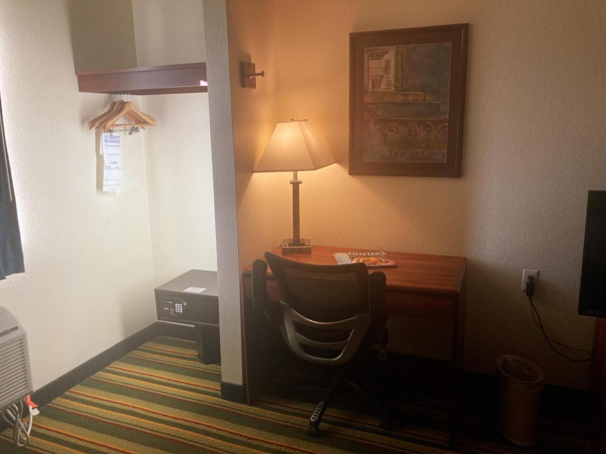 ซูเปอร์ 8 บาย วินด์แฮม วินด์เซอร์ Hotel Windsor ภายนอก รูปภาพ