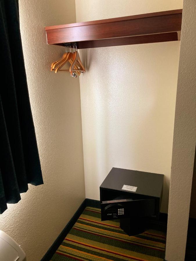 ซูเปอร์ 8 บาย วินด์แฮม วินด์เซอร์ Hotel Windsor ภายนอก รูปภาพ