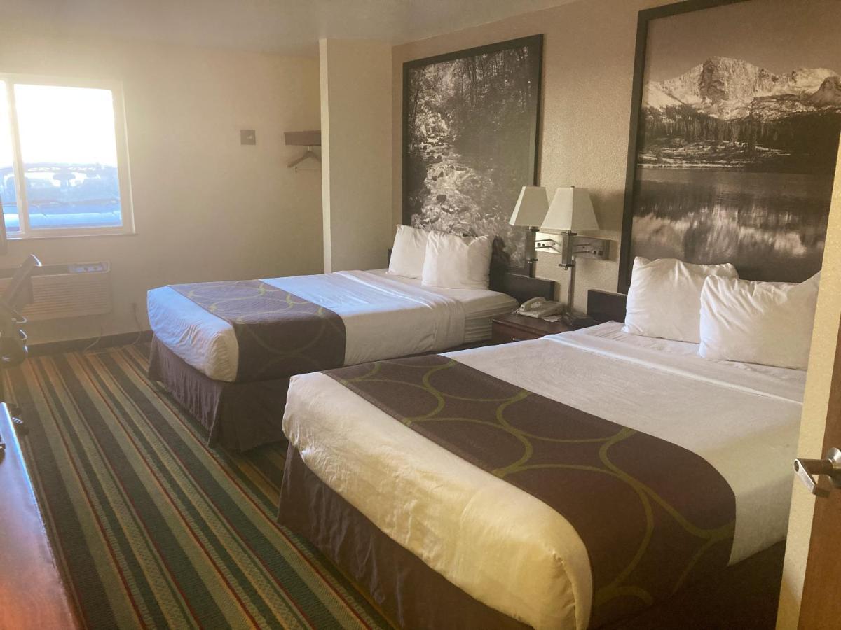 ซูเปอร์ 8 บาย วินด์แฮม วินด์เซอร์ Hotel Windsor ภายนอก รูปภาพ