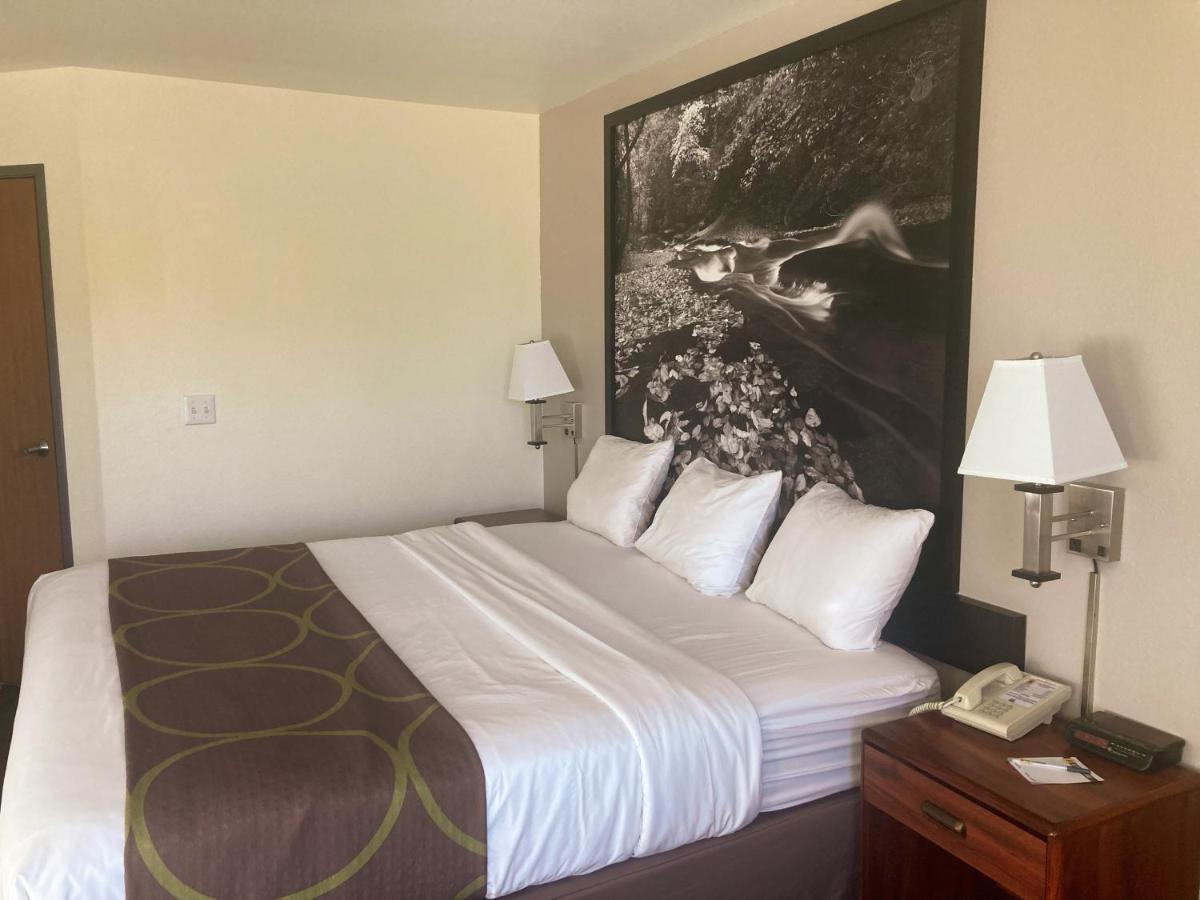 ซูเปอร์ 8 บาย วินด์แฮม วินด์เซอร์ Hotel Windsor ภายนอก รูปภาพ