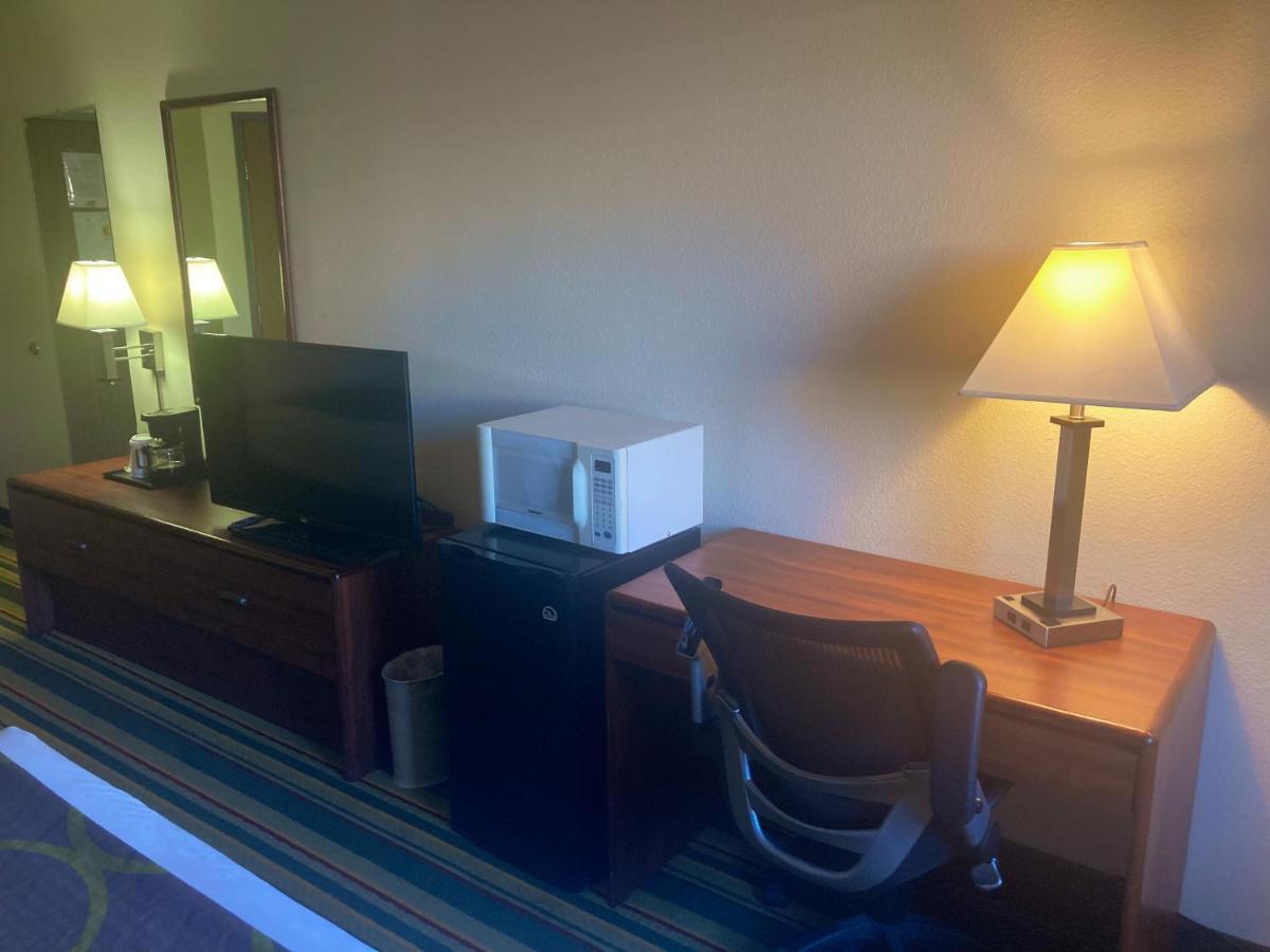 ซูเปอร์ 8 บาย วินด์แฮม วินด์เซอร์ Hotel Windsor ภายนอก รูปภาพ