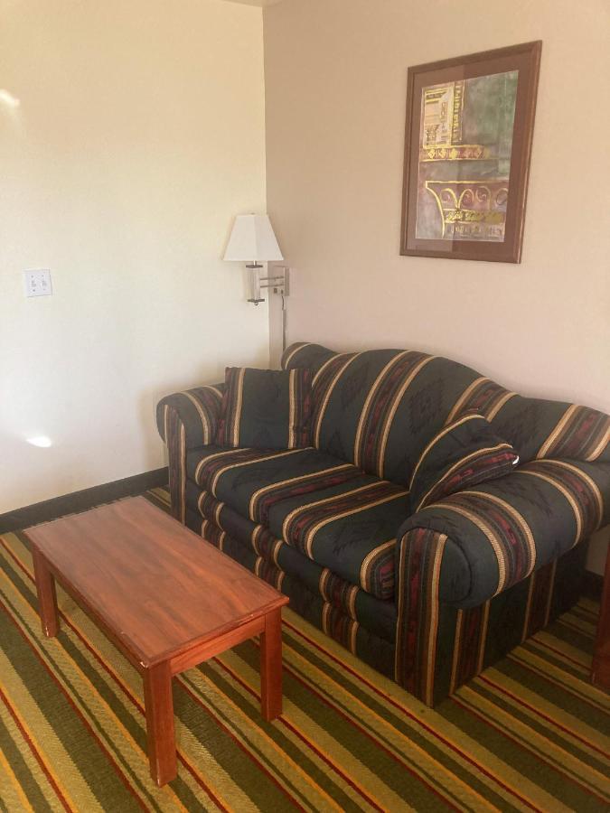 ซูเปอร์ 8 บาย วินด์แฮม วินด์เซอร์ Hotel Windsor ภายนอก รูปภาพ