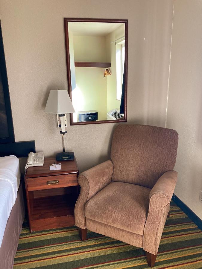 ซูเปอร์ 8 บาย วินด์แฮม วินด์เซอร์ Hotel Windsor ภายนอก รูปภาพ