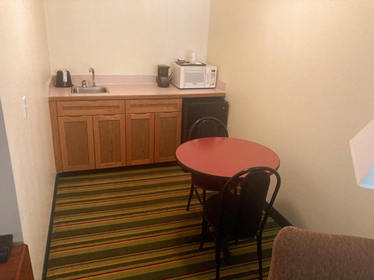 ซูเปอร์ 8 บาย วินด์แฮม วินด์เซอร์ Hotel Windsor ภายนอก รูปภาพ