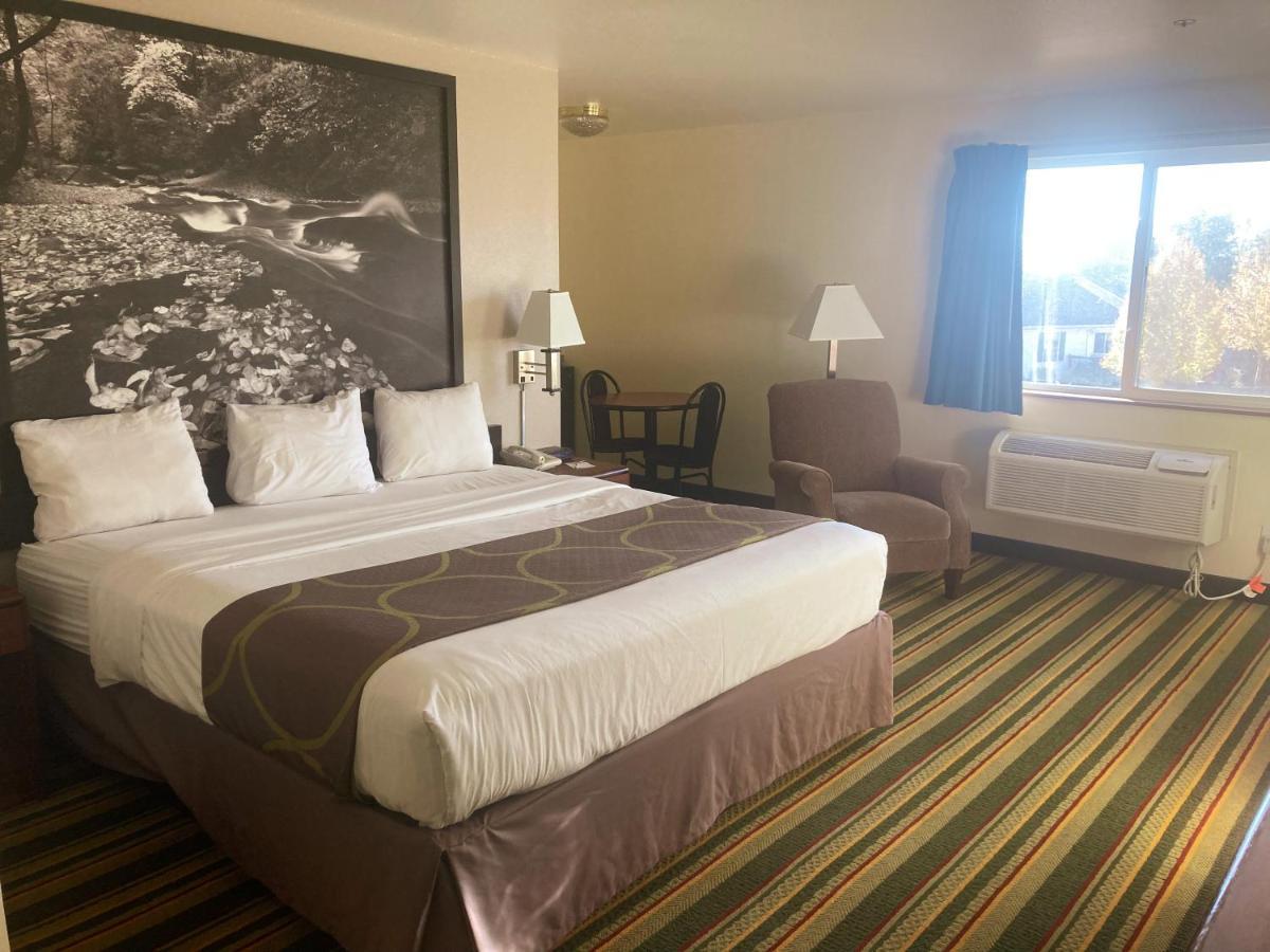 ซูเปอร์ 8 บาย วินด์แฮม วินด์เซอร์ Hotel Windsor ภายนอก รูปภาพ