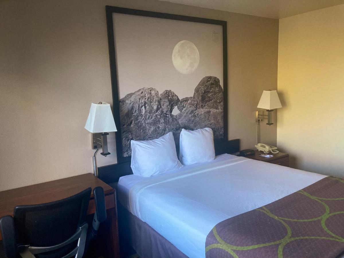 ซูเปอร์ 8 บาย วินด์แฮม วินด์เซอร์ Hotel Windsor ภายนอก รูปภาพ