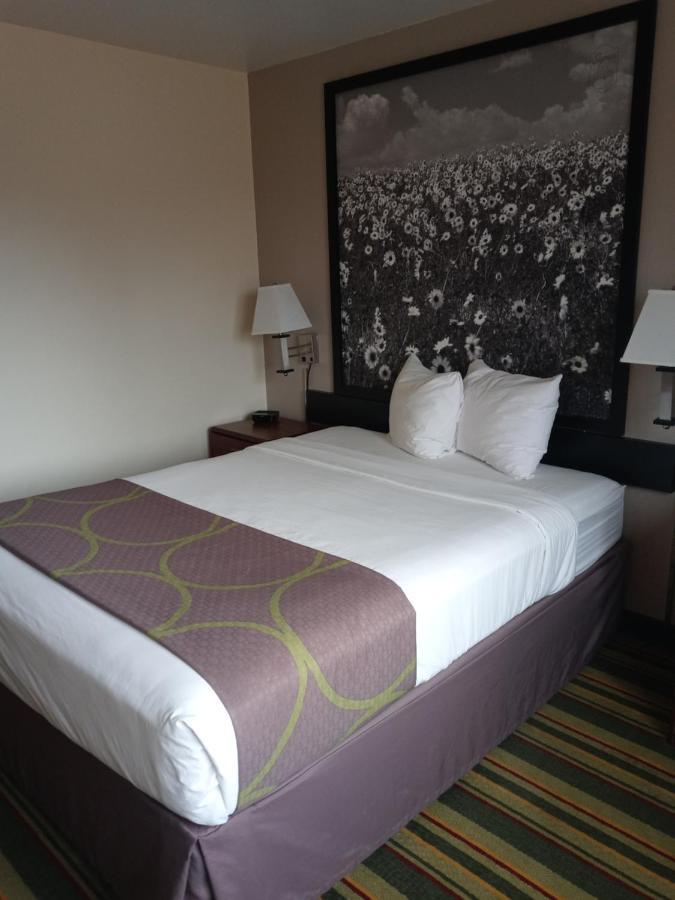 ซูเปอร์ 8 บาย วินด์แฮม วินด์เซอร์ Hotel Windsor ภายนอก รูปภาพ