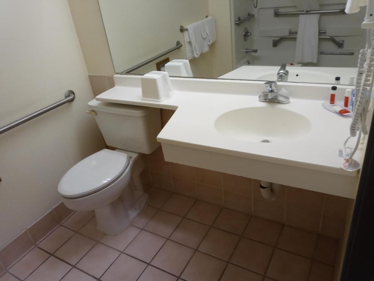 ซูเปอร์ 8 บาย วินด์แฮม วินด์เซอร์ Hotel Windsor ภายนอก รูปภาพ