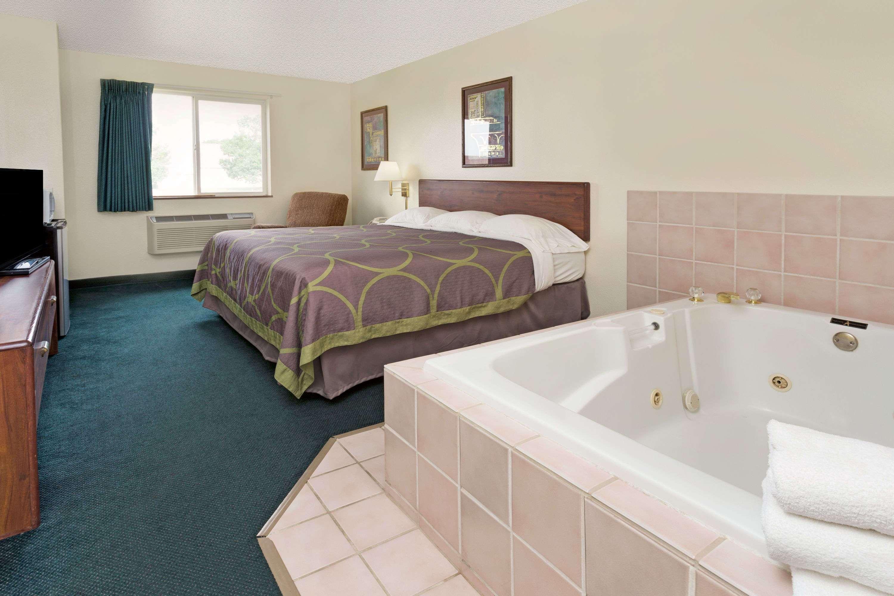 ซูเปอร์ 8 บาย วินด์แฮม วินด์เซอร์ Hotel Windsor ภายนอก รูปภาพ