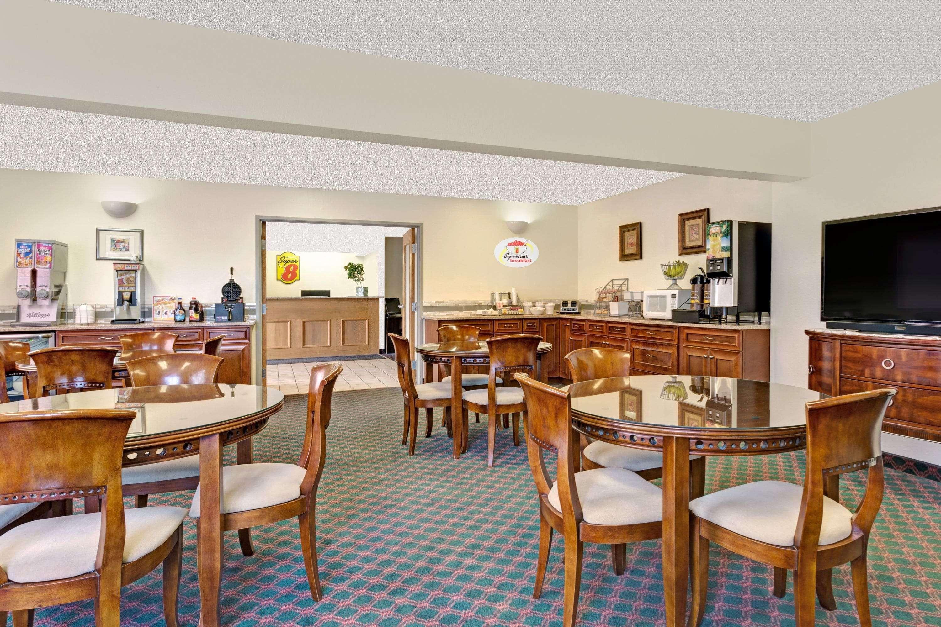 ซูเปอร์ 8 บาย วินด์แฮม วินด์เซอร์ Hotel Windsor ภายนอก รูปภาพ