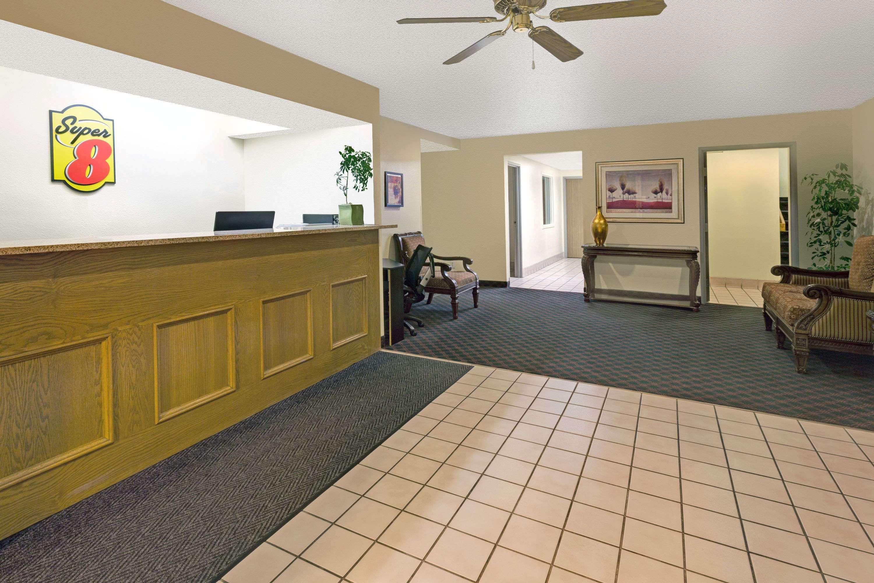 ซูเปอร์ 8 บาย วินด์แฮม วินด์เซอร์ Hotel Windsor ภายนอก รูปภาพ